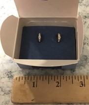 Vtg Avon Rhinestone Accent Goldstone Bar Earrings Pierced A6 - $652.86 MXN