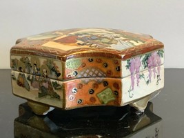 Exquisite Antique Japanese Satsuma Meiji Porcelain Footed Trinket Box - £138.46 GBP