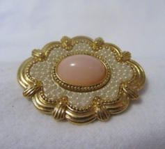 VTG FASHION JEWELRY FAUX PEARLS WITH PINK STONE OVAL GOLD BROOCH NOT MARKED - £6.14 GBP