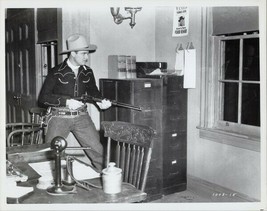 Gene Autry in action aiming his rifle in western movie 8x10 photo - £9.43 GBP