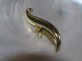 Estate Classy Signed Goldtone Swirl Leaf with Faux Mabe Pearl Pin Brooch – marke - £9.70 GBP