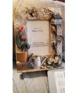 Gardening Resin Picture Frame Holds 4 ¼” x 2 ¾” Photo Flowers Birds Butt... - $130.48 MXN