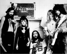 Fleetwood Mac super group posing backstage Steve Nicks &amp; guys 8x10 inch photo - £7.79 GBP