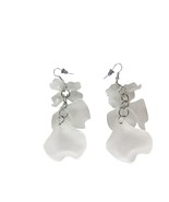 Frosted White Acrylic Flower Dangle Drop Earrings Floral Petal Wedding B... - €13,13 EUR