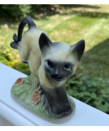 Vintage Playful Siamese Cat Pouncing Figurine Black Eyes 3.25&quot; MCM - $13.85