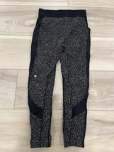 Lululemon Box It Out Tight Night View White/Black Women&#39;s 8 Spellout Waist - $562.76 MXN