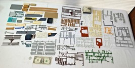 HO Miscellancous patrs and building lot Note only get what in photos - $9.78