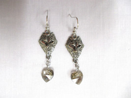 New Cast Pewter Wildlife Raised Wolf Head W Gray Crystal Heart Dangling Earrings - £11.94 GBP