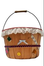 Vtg Sewing Basket w/ Pockets Organizer Fabric Liner 3D Design Apple Basket - $16.95
