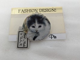 Vintage Porcelain CAT Face PIn Brooch Porcelain Kitty Cat Blue eyes  New with Ta - £12.03 GBP