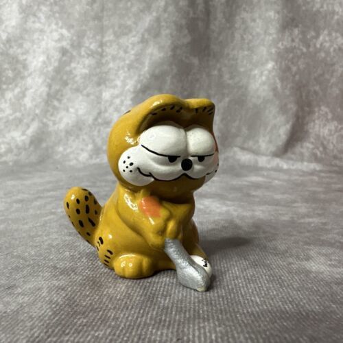 VINTAGE Garfield the Cat 2.5&quot; Ceramic Figurine Golf Putting Enesco 1981 - $10.39