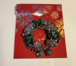 Kohl&#39;s Wreath Brooch New Green Silver Bells Holly Berries NEW - £8.38 GBP