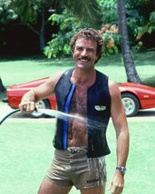 Tom Selleck Cools Off With Hose Pipe Magnum With Ferrari 16x20 Canvas Giclee - £55.94 GBP