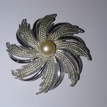 Large Brooch Sarah Coventry Silver-Tone Flower Faux Pearl Center Vintage - £15.43 GBP