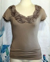 Women&#39;s Forever21 Brown Rose Swirl Applique Neckline Cinched Sides Shirt... - £18.15 GBP