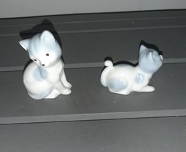 Vintage Pair of Ceramic Cat/Kitten Blue &amp; White Figures - £7.99 GBP