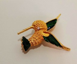 Hummingbird Gold Tone Green Enamel Brooch Pin 1.5&quot; Vintage Rhinestone Eye Bird - £15.97 GBP