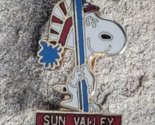 Sun Valley Snoopy Ski Resort Peanuts Skier Souvenir Vintage Lapel Hat Pi... - $16.99