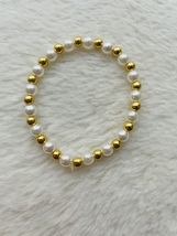 White bead and golden plastic bead bracelet. - £5.63 GBP