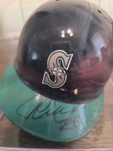 Vintage Seattle Mariners MLB Ichiro Suzuki Autographed Mini Helmet w/Case   - $2,379.48 MXN