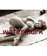 ICONIC MARILYN MONROE IN BIKINI LYING AND LAUGHING ON TOWEL 8X10 PUBLICI... - €7,33 EUR