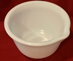 Hamilton Beach Milk Glass Mixing Bowl # 20 Racine WI 6-7/8&quot; DIameter Pour Spout - £23.18 GBP
