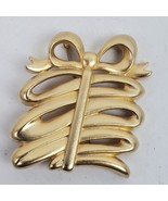 Vintage Christmas Present Ribbon Brooch Pin 2 Inch Tall Gold Tone - £12.74 GBP