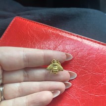 Gold Bee Brooch - $152.29 MXN