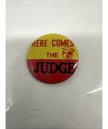 VINTAGE &quot;HERE COMES THE JUDGE&quot;COLLECTIBLE BUTTON 1.5 INCH -15 - $12.43 CAD