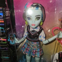 Brand New Monster High Frankie Stein Doll Wearing Mini W/&#39;&#39;WATZIE&#39;&#39; Pet N/R - £22.41 GBP