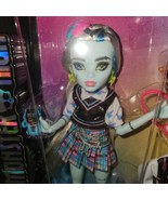 BRAND NEW MONSTER HIGH FRANKIE STEIN DOLL WEARING MINI W/&#39;&#39;WATZIE&#39;&#39; PET ... - $28.51