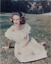 Teresa Wright Hollywood glamour pose seated on grass 8x10 photo - £7.47 GBP