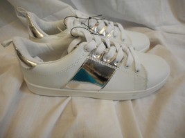 Women&#39;s Rue 21 White With Shiny Silver Casual Shoes Size Large 8/9 NEW - £17.57 GBP