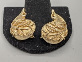 Vintage Sarah Coventry Textured Gold Tone Leaves Clip On Fashion Earrings - £10.00 GBP
