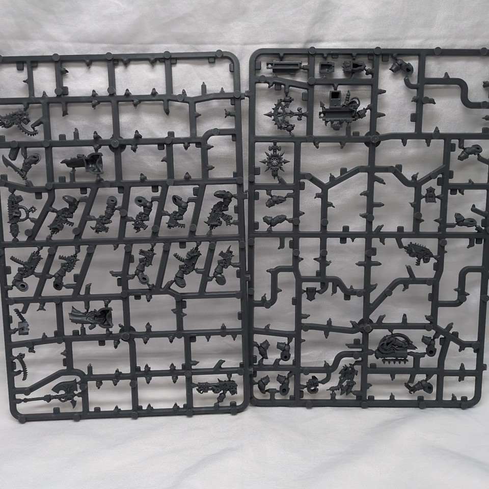 *Incomplete* (2) Chaos Space Marine Sprue Bits And Pieces Warhammer 40k ... - $20.78
