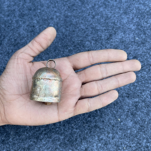 Petites cloches anciennes vintage suspendues en métal faites à la main... - £10.41 GBP