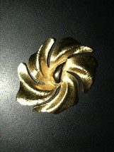 Estate Monet Signed Finely Etched Goldtone Abstract Swirl Flower Pin Brooch – - £14.59 GBP