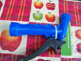 True living Outdoor Garden Hose Nozzle Sprayer Attachment Plastic &#39;Colors Vary&#39; - £2.90 GBP