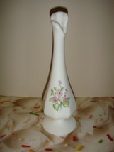 Fenton Glass Violets In Snow Bud Vase - £13.27 GBP