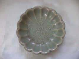 Japanese Celadon Porcelain Relief Art Floral  Bowl - $25.06