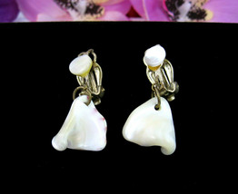 Japan Mother Of Pearl Drop Clip On Earrings Goldtone Mop Dangle Shell Goldtone - £10.38 GBP