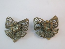 Pair Antique Art Deco Filigree Dress Clips Bow Flower Center Pale Wash Metal - £23.59 GBP