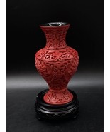 Red Cinnabar Carved Floral Decor 5 3/4&#39; Vase on Wood Base - €42,78 EUR