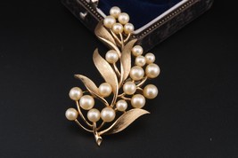 Vintage Signed Crown Trifari Faux Pearl Leaf Brooch - $1,211.07 MXN