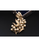 Vintage Signed Crown Trifari Faux Pearl Leaf Brooch - $1,215.11 MXN