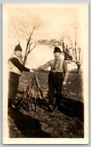 1950s Snapshot Photo Of Two Deer Hunter Standing In Front Of A Gun Teepee (ph09) - £10.07 GBP