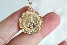 Miraculous Medal Necklace - $2,935.05 MXN - $4,219.14 MXN