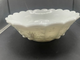 VINTAGE WESTMORELAND WHITE MILK GLASS DECORATIVE GRAPE AND LEAVES 8&quot; BOWL - $278.56 MXN