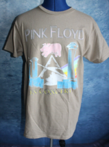 Pink Floyd In Concert 2022 Men&#39;s Tan Short Sleeve T-Shirt ~S~ RN 17868 - £9.53 GBP