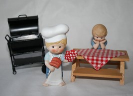 Enesco Country Cousins 1983 Scooter Cooking on Grill Polly at Picnic Table - £23.92 GBP